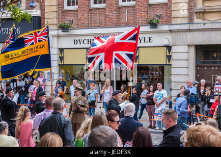 Northampton Town Centre. U.k. 24. Juni 2017, Armed Forces Day Parade. Menschenmengen versammeln, um die Parade durch die Innenstadt zu sehen. Führt die Parade (begonnene bei 1045) ist in diesem Jahr die RAF Marching Band. Sie werden gefolgt von den 118 Recovery Firma (REME), die Ausübung ihres Rechts der Gemeinde und feiert 50 Jahre Sitz in Northampton. Bildnachweis: Keith J Smith. / Alamy Live News Stockfoto