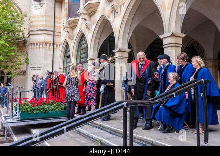 Northampton Town Centre. U.k. 24. Juni 2017, Armed Forces Day Parade. Menschenmengen versammeln, um die Parade durch die Innenstadt zu sehen. Führt die Parade (begonnene bei 1045) ist in diesem Jahr die RAF Marching Band. Sie werden gefolgt von den 118 Recovery Firma (REME), die Ausübung ihres Rechts der Gemeinde und feiert 50 Jahre Sitz in Northampton. Bildnachweis: Keith J Smith. / Alamy Live News Stockfoto