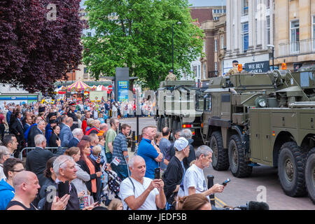 Northampton Town Centre. U.k. 24. Juni 2017, Armed Forces Day Parade. Menschenmengen versammeln, um die Parade durch die Innenstadt zu sehen. Führt die Parade (begonnene bei 1045) ist in diesem Jahr die RAF Marching Band. Sie werden gefolgt von den 118 Recovery Firma (REME), die Ausübung ihres Rechts der Gemeinde und feiert 50 Jahre Sitz in Northampton. Bildnachweis: Keith J Smith. / Alamy Live News Stockfoto