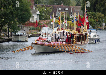 Walton-on-Thames, Großbritannien. 24. Juni 2017. Der Bürgermeister von Spelthorne Fluss Tag wird von der Königin Rowbarge Gloriana entlang der Themse gegenüber Walton Brücke geführt. Cllr Vivienne Leighton ist der Bürgermeister von Spelthorne an Bord Gloriana, winken für Menschen entlang des Flussufers, wie eine Reihe von kleinen Booten in der Flottille, endet bei Staines-upon-Thames um 16.30 Uhr heute Nachmittag verbinden. Bildnachweis: Julia Gavin UK/Alamy Live-Nachrichten Stockfoto