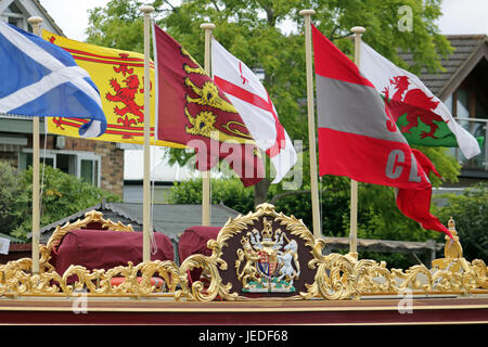 Walton-on-Thames, Großbritannien. 24. Juni 2017. Bunte Flaggen auf Gloriana. Der Bürgermeister von Spelthorne Fluss Tag wird von der Königin Rowbarge Gloriana entlang der Themse endet in Staines-upon-Thames bei 16.30 heute Nachmittag geführt. Bildnachweis: Julia Gavin UK/Alamy Live-Nachrichten Stockfoto