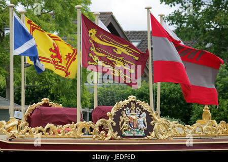 Walton-on-Thames, Großbritannien. 24. Juni 2017. Bunte Flaggen auf Gloriana. Der Bürgermeister von Spelthorne Fluss Tag wird von der Königin Rowbarge Gloriana entlang der Themse endet in Staines-upon-Thames bei 16.30 heute Nachmittag geführt. Bildnachweis: Julia Gavin UK/Alamy Live-Nachrichten Stockfoto