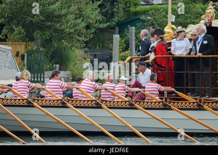 Walton-on-Thames, Großbritannien. 24. Juni 2017. Der Bürgermeister von Spelthorne Fluss Tag wird von der Königin Rowbarge Gloriana entlang der Themse nach Walton Brücke geführt. Cllr Vivienne Leighton ist der Bürgermeister von Spelthorne an Bord Gloriana, winken für Menschen entlang des Flussufers, wie eine Reihe von kleinen Booten in der Flottille, endet bei Staines-upon-Thames um 16.30 Uhr heute Nachmittag verbinden. Bildnachweis: Julia Gavin UK/Alamy Live-Nachrichten Stockfoto