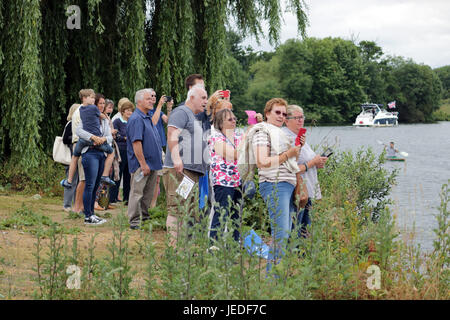 Walton-on-Thames, Großbritannien. 24. Juni 2017. Massen warten auf der Gloriana zu sehen. Der Bürgermeister von Spelthorne Fluss Tag wird von der Königin Rowbarge Gloriana entlang der Themse endet in Staines-upon-Thames bei 16.30 heute Nachmittag geführt. Bildnachweis: Julia Gavin UK/Alamy Live-Nachrichten Stockfoto