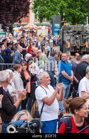 Northampton Town Centre. U.k. 24. Juni 2017, Armed Forces Day Parade. Menschenmengen versammeln, um die Parade durch die Innenstadt zu sehen. Führt die Parade (begonnene bei 1045) ist in diesem Jahr die RAF Marching Band. Sie werden gefolgt von den 118 Recovery Firma (REME), die Ausübung ihres Rechts der Gemeinde und feiert 50 Jahre Sitz in Northampton. Bildnachweis: Keith J Smith. / Alamy Live News Stockfoto