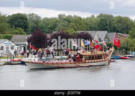 Walton-on-Thames, Großbritannien. 24. Juni 2017. Der Bürgermeister von Spelthorne Fluss Tag wird von der Königin Rowbarge Gloriana entlang der Themse gegenüber Walton Brücke geführt. Cllr Vivienne Leighton ist der Bürgermeister von Spelthorne an Bord Gloriana, winken für Menschen entlang des Flussufers, wie eine Reihe von kleinen Booten in der Flottille, endet bei Staines-upon-Thames um 16.30 Uhr heute Nachmittag verbinden. Bildnachweis: Julia Gavin UK/Alamy Live-Nachrichten Stockfoto