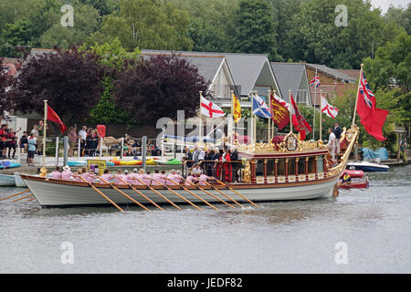 Walton-on-Thames, Großbritannien. 24. Juni 2017. Der Bürgermeister von Spelthorne Fluss Tag wird von der Königin Rowbarge Gloriana entlang der Themse gegenüber Walton Brücke geführt. Cllr Vivienne Leighton ist der Bürgermeister von Spelthorne an Bord Gloriana, winken für Menschen entlang des Flussufers, wie eine Reihe von kleinen Booten in der Flottille, endet bei Staines-upon-Thames um 16.30 Uhr heute Nachmittag verbinden. Bildnachweis: Julia Gavin UK/Alamy Live-Nachrichten Stockfoto