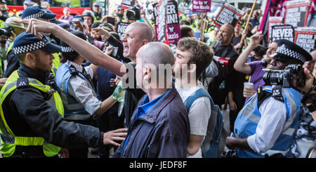 London, UK. 24. Juni 2017. Wütendere Auseinandersetzungen als Polizei schützen EDL. Die English Defence League März im Zentrum von London trafen starken Widerstand von Anti-Facists und einem großen Polizeiaufgebot. David Rowe/Alamy Live-Nachrichten. Stockfoto