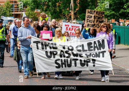 Glasgow, UK. 24 Juni, 2017. LIZ CROSBIE und FRANCES STOJILKOVIC aus Govanhill Gemeinschaft Kampagne führen zu einer Demonstration von mehreren hundert Anwohner durch Govanhill, Glasgow zu NICOLA STURGEON's (MSP und Schottlands First Minister) Wahlkreisbüro in einer Petition fordern Maßnahmen ergriffen werden, um die Straßen sicherer und sauberer zu machen. Dies war die letzte Aktion in einer langjährigen Kampagne versuchen, zu beteiligen und sie Handeln von NICOLA STURGEON, die nicht verfügbar war und die Petition wurde von MHAIRI HUNTER, ein SNP lokalen Berater in Ihrem Namen empfangen. Credit: Findlay/Alamy leben Nachrichten Stockfoto