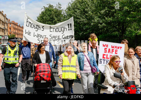 Glasgow, UK. 24 Juni, 2017. LIZ CROSBIE und FRANCES STOJILKOVIC aus Govanhill Gemeinschaft Kampagne führen zu einer Demonstration von mehreren hundert Anwohner durch Govanhill, Glasgow zu NICOLA STURGEON's (MSP und Schottlands First Minister) Wahlkreisbüro in einer Petition fordern Maßnahmen ergriffen werden, um die Straßen sicherer und sauberer zu machen. Dies war die letzte Aktion in einer langjährigen Kampagne versuchen, zu beteiligen und sie Handeln von NICOLA STURGEON, die nicht verfügbar war und die Petition wurde von MHAIRI HUNTER, ein SNP lokalen Berater in Ihrem Namen empfangen. Credit: Findlay/Alamy leben Nachrichten Stockfoto