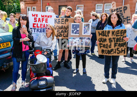 Glasgow, UK. 24 Juni, 2017. LIZ CROSBIE und FRANCES STOJILKOVIC aus Govanhill Gemeinschaft Kampagne führen zu einer Demonstration von mehreren hundert Anwohner durch Govanhill, Glasgow zu NICOLA STURGEON's (MSP und Schottlands First Minister) Wahlkreisbüro in einer Petition fordern Maßnahmen ergriffen werden, um die Straßen sicherer und sauberer zu machen. Dies war die letzte Aktion in einer langjährigen Kampagne versuchen, zu beteiligen und sie Handeln von NICOLA STURGEON, die nicht verfügbar war und die Petition wurde von MHAIRI HUNTER, ein SNP lokalen Berater in Ihrem Namen empfangen. Credit: Findlay/Alamy leben Nachrichten Stockfoto