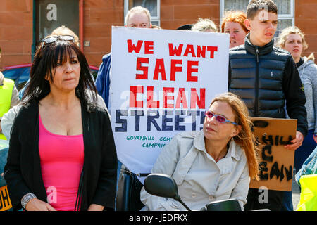 Glasgow, UK. 24 Juni, 2017. LIZ CROSBIE und FRANCES STOJILKOVIC aus Govanhill Gemeinschaft Kampagne führen zu einer Demonstration von mehreren hundert Anwohner durch Govanhill, Glasgow zu NICOLA STURGEON's (MSP und Schottlands First Minister) Wahlkreisbüro in einer Petition fordern Maßnahmen ergriffen werden, um die Straßen sicherer und sauberer zu machen. Dies war die letzte Aktion in einer langjährigen Kampagne versuchen, zu beteiligen und sie Handeln von NICOLA STURGEON, die nicht verfügbar war und die Petition wurde von MHAIRI HUNTER, ein SNP lokalen Berater in Ihrem Namen empfangen. Credit: Findlay/Alamy leben Nachrichten Stockfoto