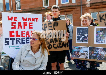 Glasgow, UK. 24 Juni, 2017. LIZ CROSBIE und FRANCES STOJILKOVIC aus Govanhill Gemeinschaft Kampagne führen zu einer Demonstration von mehreren hundert Anwohner durch Govanhill, Glasgow zu NICOLA STURGEON's (MSP und Schottlands First Minister) Wahlkreisbüro in einer Petition fordern Maßnahmen ergriffen werden, um die Straßen sicherer und sauberer zu machen. Dies war die letzte Aktion in einer langjährigen Kampagne versuchen, zu beteiligen und sie Handeln von NICOLA STURGEON, die nicht verfügbar war und die Petition wurde von MHAIRI HUNTER, ein SNP lokalen Berater in Ihrem Namen empfangen. Credit: Findlay/Alamy leben Nachrichten Stockfoto