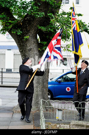 Brighton, UK. 24. Juni 2017. Eines der Standartenträger hat Ärger mit einem Baum auf dem Akt des Gedenkens für Armed Forces Day am Brighton Kriegerdenkmal in die alten Steine, die von der Royal British Legion Kredit organisiert stattfindet: Simon Dack/Alamy Live News Stockfoto