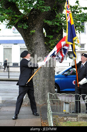 Brighton, UK. 24. Juni 2017. Eines der Standartenträger hat Ärger mit einem Baum auf dem Akt des Gedenkens für Armed Forces Day am Brighton Kriegerdenkmal in die alten Steine, die von der Royal British Legion Kredit organisiert stattfindet: Simon Dack/Alamy Live News Stockfoto