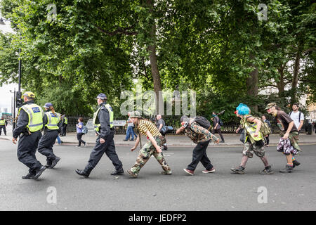 London, UK. 24. Juni 2017. Antifaschistische Aktivisten verkleidet als Clowns humorvoll zu folgen und die Polizei vor der EDL-Kundgebung zu verhöhnen. Antifaschistische Gruppen einschließlich vereinen gegen Faschismus (UAF) Zusammenstoß mit der Polizei mit einigen Festnahmen während die rechtsextremen British nationalistische Gruppe English Defence League (EDL) während ihrer "Marsch gegen den Terrorismus" vor dem Hintergrund der jüngsten Terroranschläge Stadt protestieren gegen. Bildnachweis: Guy Corbishley/Alamy Live-Nachrichten Stockfoto