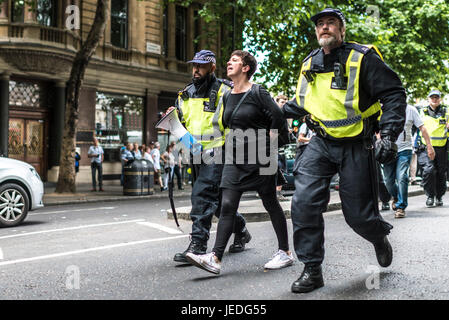 London, UK, 24. Juni 2017. Unite gegen Faschismus (UAF) organisiert eine Demonstration in der Nähe von Trafalgar Square gegen English Defence League (EDL).  Frau, verhaftet zu werden. Aufgrund der jüngsten Terroranschläge gibt es eine starke Polizeipräsenz. Bildnachweis: onebluelight.com/Alamy Live News Bildnachweis: onebluelight.com/Alamy Live News Stockfoto