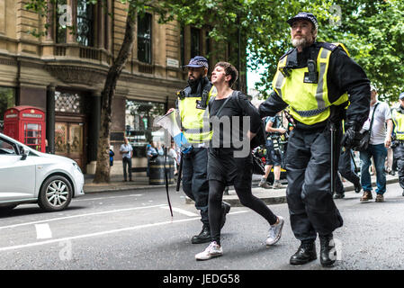 London, UK, 24. Juni 2017. Unite gegen Faschismus (UAF) organisiert eine Demonstration in der Nähe von Trafalgar Square gegen English Defence League (EDL).  Frau, verhaftet zu werden. Aufgrund der jüngsten Terroranschläge gibt es eine starke Polizeipräsenz. Bildnachweis: onebluelight.com/Alamy Live News Bildnachweis: onebluelight.com/Alamy Live News Stockfoto