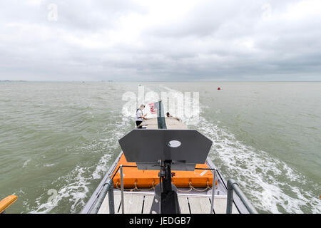 Blickrichtung von der Brücke zum Heck des Bootes verlassen in das Meer. Stürmisches Wetter. Geschützturm im Vordergrund. P22 wieder Rhein Patrouillenboot. Wehende US-Flagge. Stockfoto