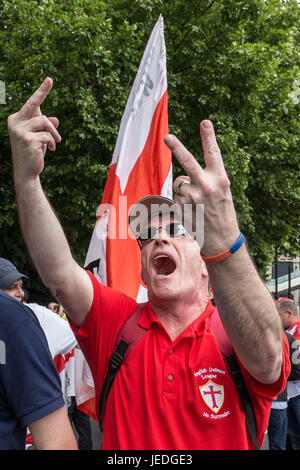 London, UK. 24. Juni 2017. Britischen rechtsextremen nationalistischen Gruppe der English Defence League (EDL) marschieren und Rallye am Victoria Embankment als Teil ihrer "Marsch gegen den Terrorismus" vor dem Hintergrund der jüngsten Terroranschläge in der Stadt. Hunderte von Metropolitan Polizisten überwacht den Marsch © Guy Corbishley/Alamy Live News Stockfoto