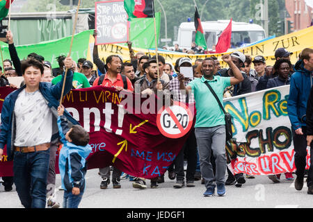 Hamburg, Deutschland. 24. Juni 2017. Demonstranten protestieren gegen den G20-Staaten Flüchtlingspolitik vor dem Rathaus in Hamburg, Deutschland, 24. Juni 2017. Foto: Markus Scholz/Dpa/Alamy Live News Stockfoto