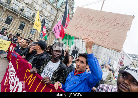 Hamburg, Deutschland. 24. Juni 2017. Demonstranten protestieren gegen den G20-Staaten Flüchtlingspolitik vor dem Rathaus in Hamburg, Deutschland, 24. Juni 2017. Foto: Markus Scholz/Dpa/Alamy Live News Stockfoto