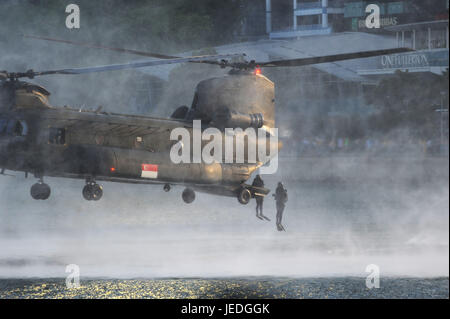 Singapur. 24. Juni 2017. Ein CH-47 Chinook-Hubschrauber der Republic of Singapore Air Force fliegen niedrig in einer Antenne Display während der ersten Probe der Nationalfeiertag-Parade in Singapur Marina Bay am 24. Juni 2017 statt. Singapur wird seine National Day Parade im Marina Bay am Aug 9 abhalten. Bildnachweis: Dann Chih Wey/Xinhua/Alamy Live News Stockfoto