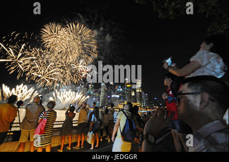 Singapur. 24. Juni 2017. Menschen versammeln sich am 24. Juni 2017 in Singapur Marina Bay zu beobachten das Feuerwerk während der ersten Probe der Nationalfeiertag-Parade statt. Singapur wird seine National Day Parade im Marina Bay am Aug 9 abhalten. Bildnachweis: Dann Chih Wey/Xinhua/Alamy Live News Stockfoto