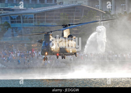 Singapur. 24. Juni 2017. Ein CH-47 Chinook-Hubschrauber der Republic of Singapore Air Force fliegen niedrig in einer Antenne Display während der ersten Probe der Nationalfeiertag-Parade in Singapur Marina Bay am 24. Juni 2017 statt. Singapur wird seine National Day Parade im Marina Bay am Aug 9 abhalten. Bildnachweis: Dann Chih Wey/Xinhua/Alamy Live News Stockfoto