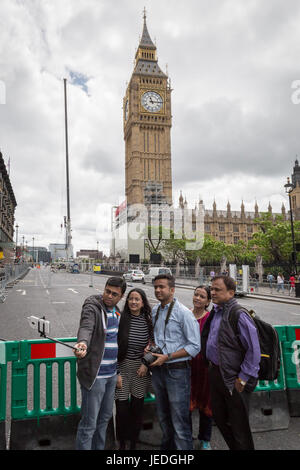 London, UK. 24. Juni 2017. Touristen fotografieren Selfie vor einem Kran und Gerüst, die derzeit auf der Westminster Parlamentsgebäude der Erneuerungsprozess zu beginnen, die 3 Jahre dauern könnte, errichtet. Bildnachweis: Guy Corbishley/Alamy Live-Nachrichten Stockfoto