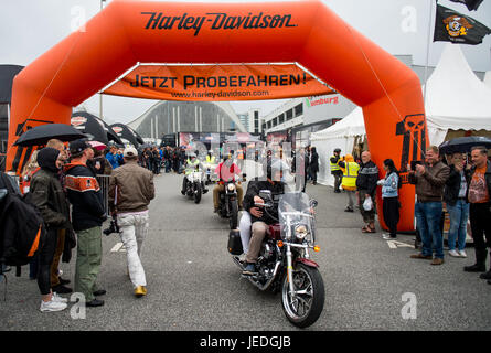 Hamburg, Deutschland. 24. Juni 2017. Teilnehmer in der Harley Days Festival machen Sie sich bereit für eine Probe Fahrt durch das Veranstaltungsgelände vor Zuschauern in Hamburg, Deutschland, 24. Juni 2017. Foto: Axel Heimken/Dpa/Alamy Live News Stockfoto