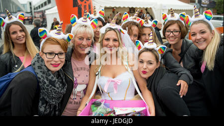 Hamburg, Deutschland. 24. Juni 2017. Besucher der Harley Days Festival feiern Junggesellenabschied auf dem Veranstaltungsgelände in Hamburg, Deutschland, 24. Juni 2017. Foto: Axel Heimken/Dpa/Alamy Live News Stockfoto