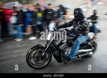 Hamburg, Deutschland. 24. Juni 2017. Teilnehmer in der Harley Days Festival fahren Sie durch das Veranstaltungsgelände vor Zuschauern bei strömendem Regen in Hamburg, Deutschland, 24. Juni 2017. Foto: Axel Heimken/Dpa/Alamy Live News Stockfoto