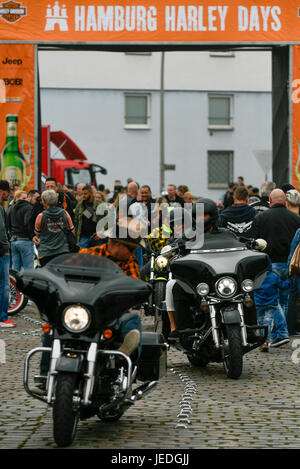 Hamburg, Deutschland. 24. Juni 2017. Teilnehmer in der Harley Days Festival fahren Sie durch das Veranstaltungsgelände vor Zuschauern in Hamburg, Deutschland, 24. Juni 2017. Foto: Axel Heimken/Dpa/Alamy Live News Stockfoto