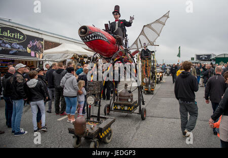 Hamburg, Deutschland. 24. Juni 2017. Teilnehmer der Harley Days Festival pass von Zuschauern Reiten Self-made so genannte Zeit-Maschinen auf dem Veranstaltungsgelände in Hamburg, Deutschland, 24. Juni 2017. Foto: Axel Heimken/Dpa/Alamy Live News Stockfoto