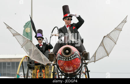 Hamburg, Deutschland. 24. Juni 2017. Teilnehmer der Harley Days Festival pass von Zuschauern Reiten Self-made so genannte Zeit-Maschinen auf dem Veranstaltungsgelände in Hamburg, Deutschland, 24. Juni 2017. Foto: Axel Heimken/Dpa/Alamy Live News Stockfoto