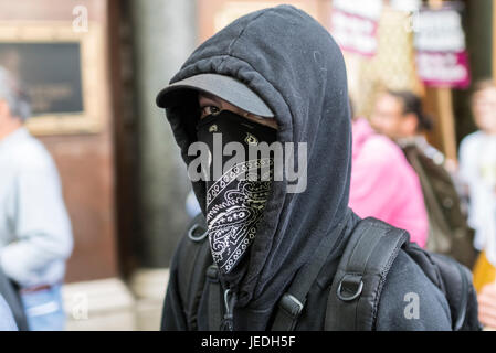 London, UK, 24. Juni 2017. Unite gegen Faschismus (UAF) organisiert eine Demonstration in der Nähe von Trafalgar Square gegen English Defence League (EDL). Aufgrund der jüngsten Terroranschläge gibt es eine starke Polizeipräsenz. Bildnachweis: onebluelight.com/Alamy Live News Stockfoto