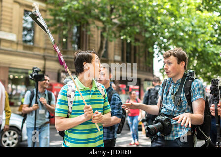 London, UK, 24. Juni 2017. Unite gegen Faschismus (UAF) organisiert eine Demonstration in der Nähe von Trafalgar Square gegen English Defence League (EDL).  Ein Demonstrant argumentiert mit Fotopresse. Aufgrund der jüngsten Terroranschläge gibt es eine starke Polizeipräsenz. Bildnachweis: onebluelight.com/Alamy Live News Stockfoto