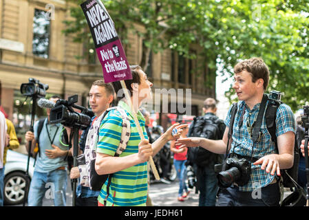 London, UK, 24. Juni 2017. Unite gegen Faschismus (UAF) organisiert eine Demonstration in der Nähe von Trafalgar Square gegen English Defence League (EDL).  Ein Demonstrant argumentiert mit Fotopresse. Aufgrund der jüngsten Terroranschläge gibt es eine starke Polizeipräsenz. Bildnachweis: onebluelight.com/Alamy Live News Stockfoto