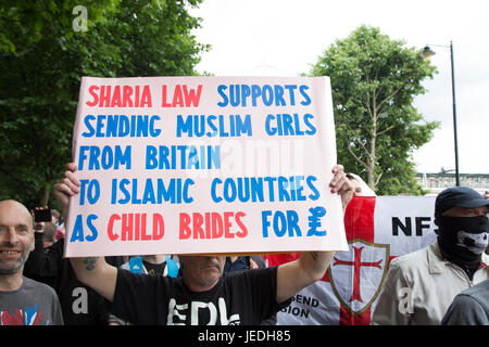 London UK 24. Juni 2017 Unterstützer für eine Demonstration sammeln organisiert von der rechtsextremen Gruppe der English Defence League (EDL) im Zentrum von London. Bildnachweis: Thabo Jaiyesimi/Alamy Live-Nachrichten Stockfoto