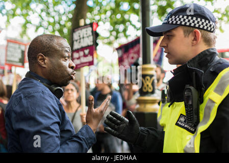 London, UK, 24. Juni 2017. Unite gegen Faschismus (UAF) organisiert eine Demonstration in der Nähe von Trafalgar Square gegen English Defence League (EDL). Aufgrund der jüngsten Terroranschläge gibt es eine starke Polizeipräsenz. Stockfoto