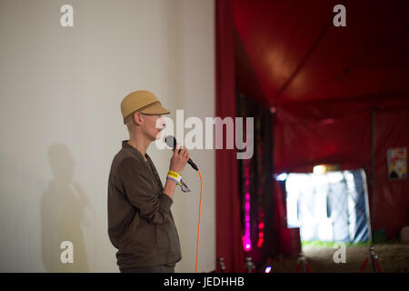 Glastonbury, UK. 24. Juni 2017. Tilda Swinton Einführung iranische Film Bag of Rice am Pilton Palais Kino Zelt am 2. Tag (Samstag) von 2017 Glastonbury Festival würdig Farm in Somerset. Foto: Samstag, 24. Juni 2017. Bildnachweis: Roger Garfield/Alamy Live-Nachrichten Stockfoto