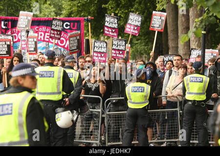 Westminster, London, UK. Antifaschistische Demonstranten sind eingezäunt und von der Polizei umstellt. Der rechtsextreme Anti-Islam English Defence League (EDL) bezeichnet einen Marsch nach den jüngsten Terroranschlägen im Großraum London Bridge von London. Unite gegen Faschismus (UAF) bezeichnet eine Zähler-Demo, beide Gruppen sind mit einem schweren polizeiliche Präsenz erfüllt und halten Kundgebungen auf der Böschung Straße an der Themse. Roland Ravenhill / Alamy Live News Stockfoto