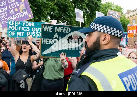 Demonstranten mit einem Banner am WomenÂ s März gegen den UDP-Deal. London, UK. 24.06.2017 | weltweite Nutzung Stockfoto