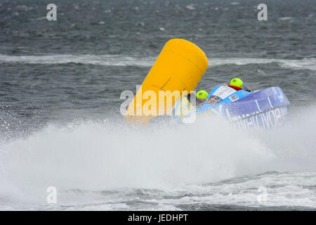 P1 Superstock Powerboat Racing von der Esplanade, Greenock, Schottland, 24. Juni 2017. "Inverclyde" Boot 82 "Spirit of Inverclyde" gesteuert und navigiert durch David und Ashleigh Finlayson, rundet die Eastmost wiederum auf den Kurs. Stockfoto