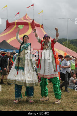 Glastonbury, UK. 24. Juni 2017. Festivalbesucher verkleidet am 2. Tag (Samstag) von 2017 Glastonbury Festival würdig Farm in Somerset. Foto: Samstag, 24. Juni 2017. Bildnachweis: Roger Garfield/Alamy Live-Nachrichten Stockfoto