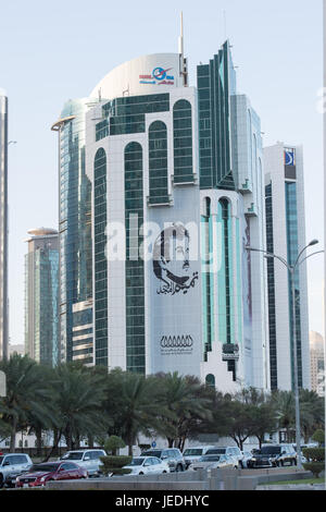 Doha, Katar. 24. Juni 2017. Das Kahramaa Gebäude mit dem Bild des Emirs von Katar Auto geschmückt, während der letzte Tag des Ramadan Credit: Tom Morgan/Alamy Live News Stockfoto