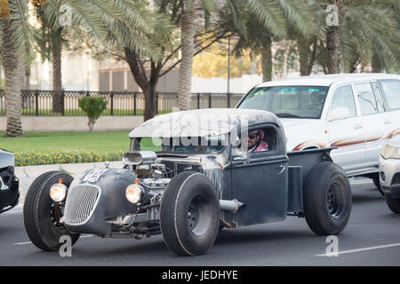 Doha, Katar. 24. Juni 2017. Ein Qatari seine eigene Auto während der Parade entlang Doha Corniche am letzten Tag des Ramadan Credit: Tom Morgan/Alamy Live News Stockfoto