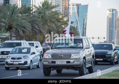 Doha, Katar. 24. Juni 2017. Katarische Männer Welle der nationalen Flagge während der Autoparade entlang Doha Corniche am letzten Tag des Ramadan Credit: Tom Morgan/Alamy Live News Stockfoto