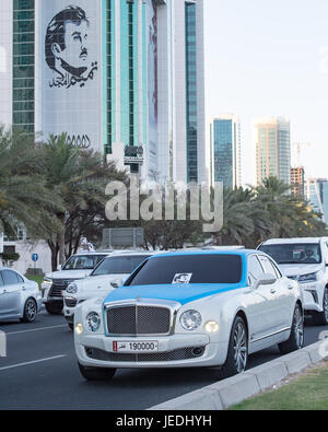 Doha, Katar. 24. Juni 2017. A fährt Bently entlang der Corniche während der Autoparade entlang Doha Corniche am letzten Tag des Ramadan Credit: Tom Morgan/Alamy Live News Stockfoto